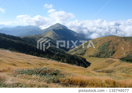 秋日山景，五彩繽紛的青草點綴其間；山脊線延伸至山谷，雲海翻騰。 138748077