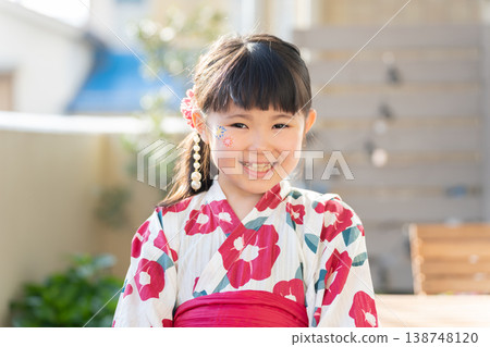 一個穿著浴衣、臉上塗著彩繪的女孩 138748120