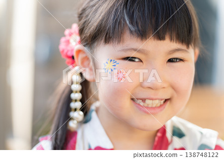 一個穿著浴衣、臉上塗著彩繪的女孩 138748122