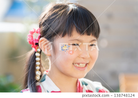 一個穿著浴衣、臉上塗著彩繪的女孩 138748124