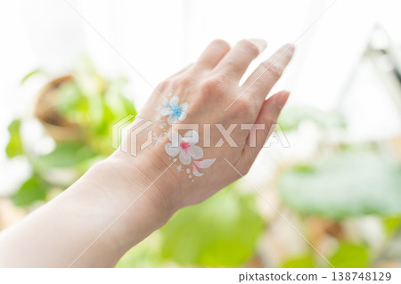 一名手上塗有人體彩繪的女子 138748129