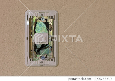 When I removed the cover of the built-in switch... When I removed the cover of the built-in switch... 138748502