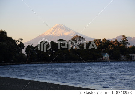 從瀨灘眺望日落時的富士山 從瀨灘眺望日落時的富士山 138748958
