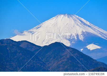 春雪皚皚的富士山 138749194