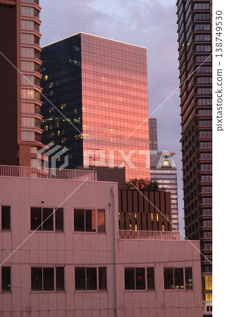 夕陽西下,建築物沐浴在餘暉中。 夕陽西下,建築物沐浴在餘暉中。 138749530