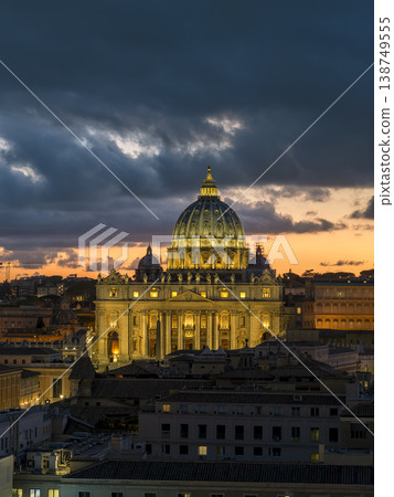 Evening view of St. Peter's Basilica / St. Peter's Basilica, Vatican Evening view of St. Peter's Basilica / St. Peter's Basilica, Vatican 138749555