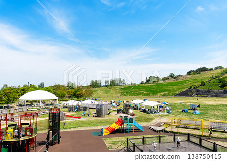 越後丘陵國立公園：趣味十足的遊樂設施、廣闊的公園、湛藍的夏日天空，位於新潟縣長岡市宮本東方町三俁。 138750415