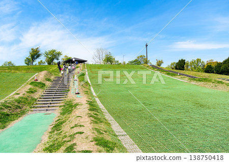 越後丘陵國立公園：一個廣闊的公園，人們可以在晴朗的夏日天空下享受滑雪橇的樂趣。地址：新潟縣長岡市宮本東片町三俁。 138750418