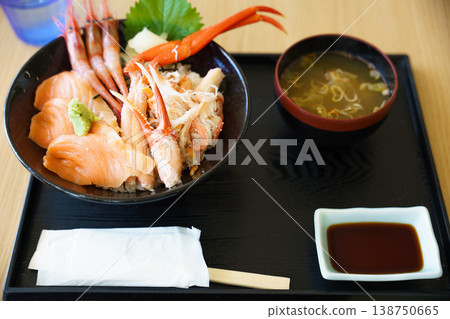 A luxurious seafood bowl overflowing with delicious seafood! A luxurious seafood bowl overflowing with delicious seafood! 138750665