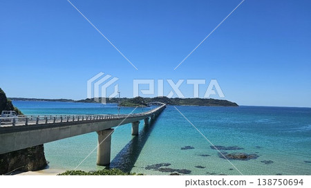 Tsunoshima Bridge and the cobalt blue sea: A spectacular driving route in Shimonoseki City, Yamaguchi Prefecture. A vast expanse of blue sky and crystal-clear water. Tsunoshima Bridge and the cobalt blue sea: A spectacular driving route in Shimonoseki City, Yamaguchi Prefecture. A vast expanse of blue sky and crystal-clear water. 138750694