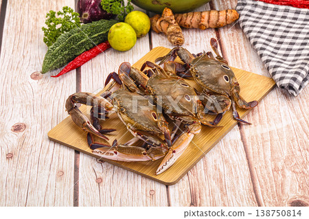 Wild raw crab for cooking Wild raw crab for cooking 138750814