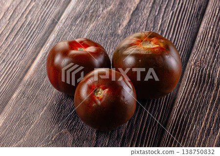 Raw juicy sweet tomato Kumato Raw juicy sweet tomato Kumato 138750832