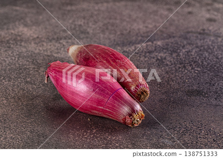 Raw purple ripe shallot onion Raw purple ripe shallot onion 138751333
