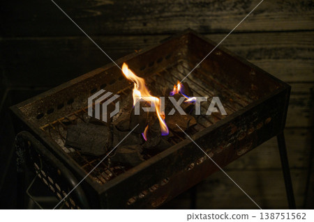 烤肉架上燃著熊熊的木炭火 烤肉架上燃著熊熊的木炭火 138751562