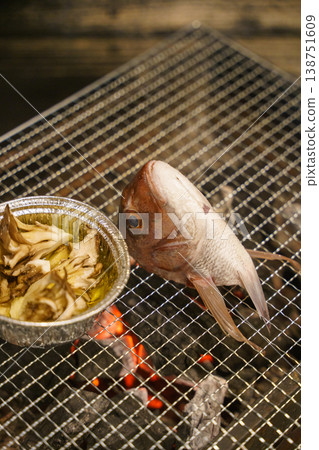 炭烤鯛魚佐蘑菇蒜蓉醬 138751609