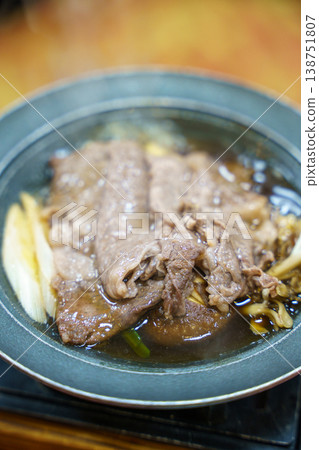 牛肉壽喜燒正在煨煮 138751807