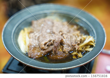 熱氣騰騰的牛肉火鍋 138751816