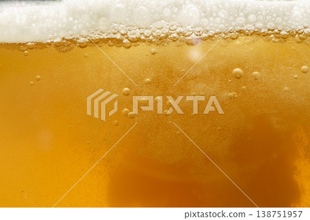 倒啤酒的玻璃杯 倒啤酒的玻璃杯 138751957