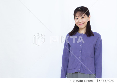一個女人帶著微笑 一個女人帶著微笑 138752020