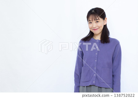 一個女人帶著微笑 138752022