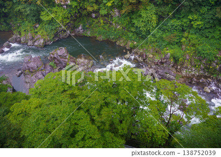 青山碧水，溪流清澈。 138752039