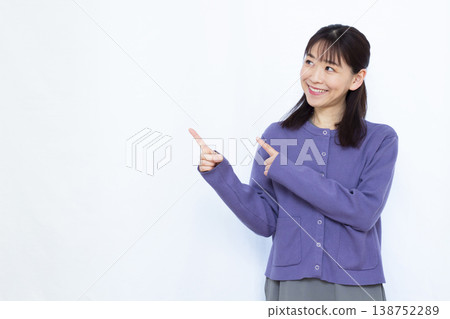 指著手指的女人 138752289