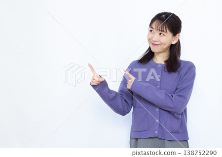 woman pointing finger woman pointing finger 138752290