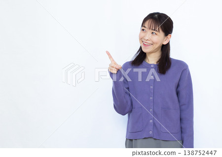 指著手指的女人 138752447