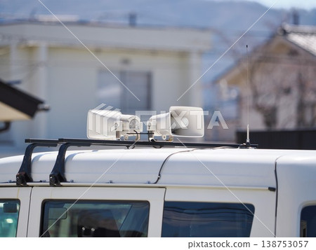 輕型貨車車頂上安裝的廣播和廣告揚聲器 輕型貨車車頂上安裝的廣播和廣告揚聲器 138753057