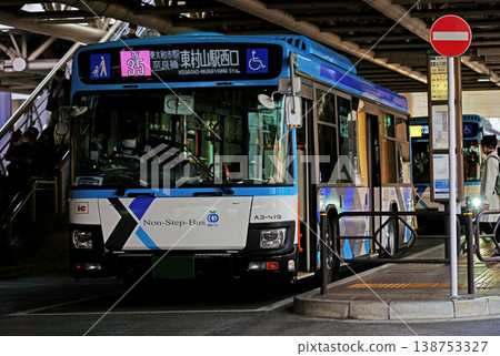 一輛西武巴士（新“S-tory”塗裝/五十鈴Erga）在立川站的巴士環島等待出發。 138753327