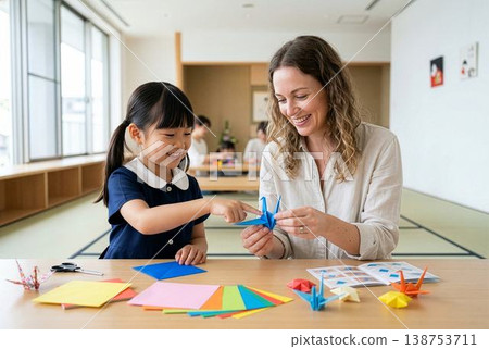 外國遊客向日本兒童學習摺紙。 138753711