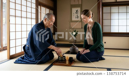 一位外國女子和一位茶道練習者在日式房間裡體驗茶道。 138753714