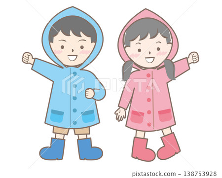 雨季的雨天，孩子們穿著雨衣。 138753928