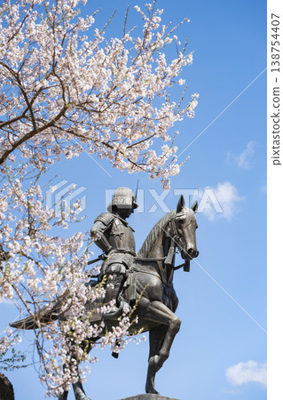 日期Masamune雕像和櫻花 日期Masamune雕像和櫻花 138754407