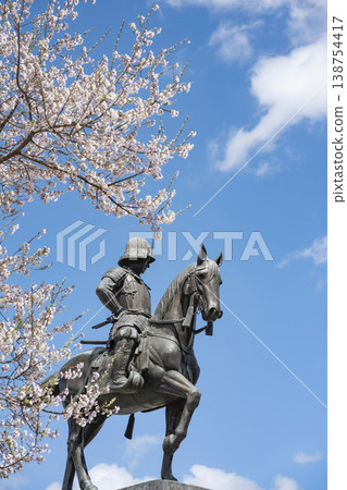 日期Masamune雕像和櫻花 日期Masamune雕像和櫻花 138754417