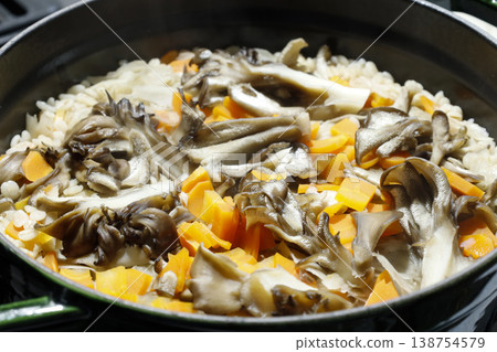 用舞茸和胡蘿蔔煮的米飯 138754579