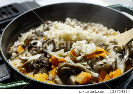 用舞茸和胡蘿蔔煮的米飯 138754584