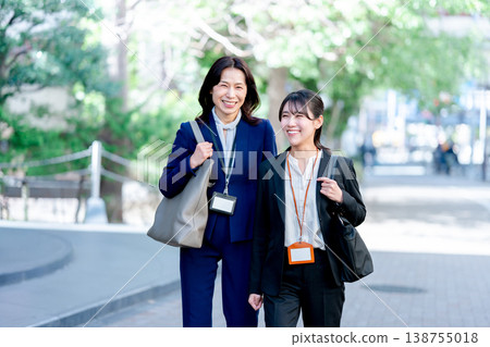 兩位女商人並肩而行 兩位女商人並肩而行 138755018