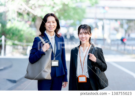 兩位女商人並肩而行 兩位女商人並肩而行 138755023