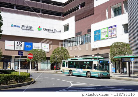 A Gran Emio bus at Tokorozawa Station East Exit and a Seibu Bus (old color scheme/Mitsubishi Fuso old Aero Star) waiting to depart. 138755110