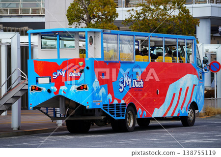 水陸兩用巴士「SKY Duck」在東京電訊港站等待出發（後方視圖） 138755119