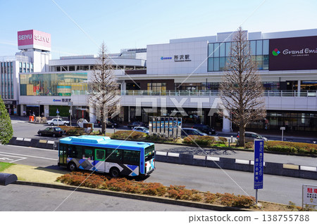 A sunny day at the rotary in front of Tokorozawa Station's west exit, and a Seibu Bus (new color/Isuzu Erga) *wide A sunny day at the rotary in front of Tokorozawa Station's west exit, and a Seibu Bus (new color/Isuzu Erga) *wide 138755788