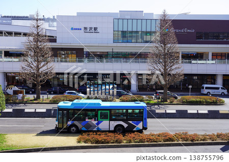 A sunny day at the rotary in front of Tokorozawa Station's west exit, featuring a Seibu Bus (new color scheme/Isuzu Erga). A sunny day at the rotary in front of Tokorozawa Station's west exit, featuring a Seibu Bus (new color scheme/Isuzu Erga). 138755796