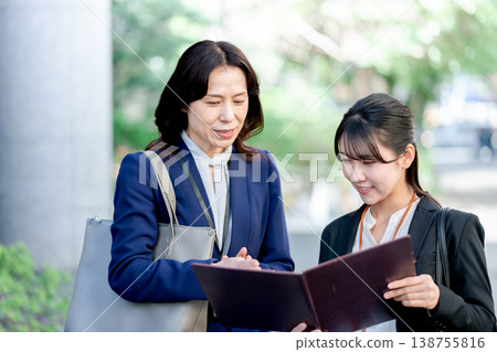 在戶外交談的女企業家 138755816