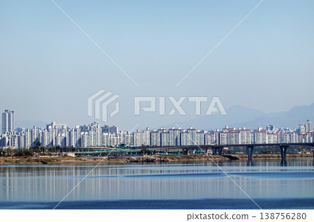 Seoul High-Rise Apartment Complexes by the Han River Seoul High-Rise Apartment Complexes by the Han River 138756280
