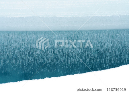 努卡比拉冰湖:美麗的冬季景觀,擁有晶瑩剔透的藍色冰層。 努卡比拉冰湖:美麗的冬季景觀,擁有晶瑩剔透的藍色冰層。 138756919
