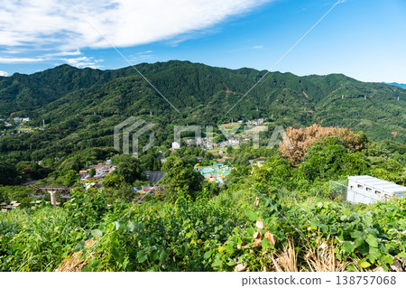 Sagami Lake MORI MORI Pleasure Forest: A clear summer day overlooking the area from the top of a mountain in Sagamihara City, Kanagawa Prefecture. 138757068