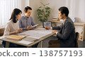 一對中年夫婦正在與建築師討論他們定制住宅的平面圖 | 房屋設計和諮詢過程的真實照片，4K 138757193