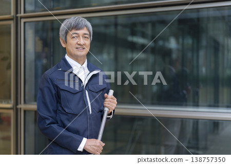 一位六十多歲、穿著工作服、對著鏡頭微笑的男子;公寓大樓管理員/設施工作人員(圖) 一位六十多歲、穿著工作服、對著鏡頭微笑的男子;公寓大樓管理員/設施工作人員(圖) 138757350