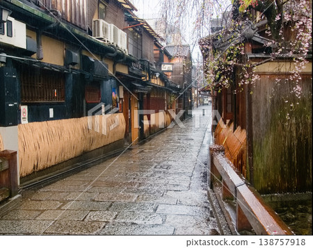 祇園白川辰巳大橋和霧通峠的雨天。 138757918